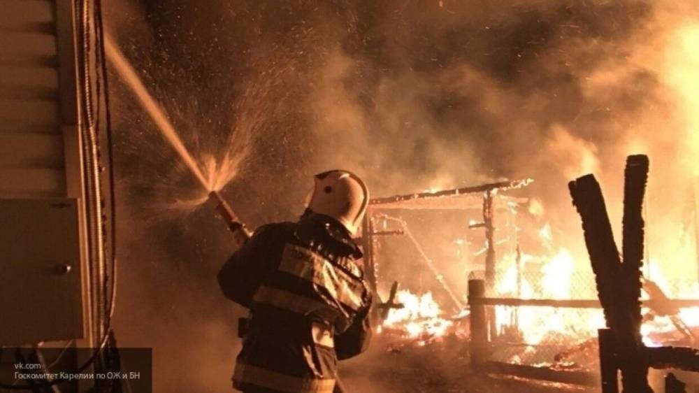 Спасатели вывели из горящего дома в Москве более ста человек
