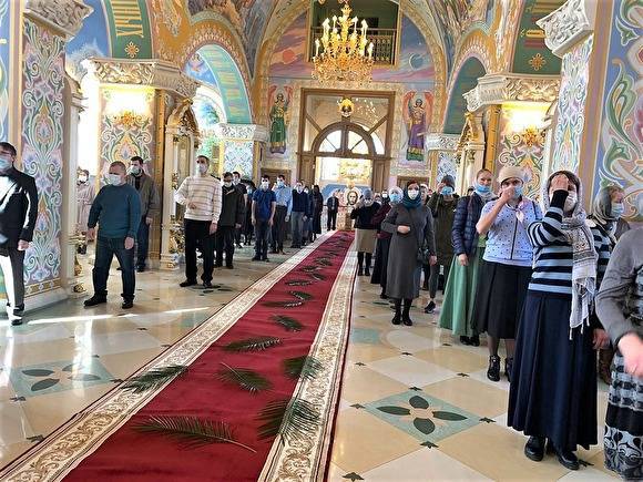 В Екатеринбургской епархии заявили, что не боятся коронавируса. Фото толпы в храме удалили