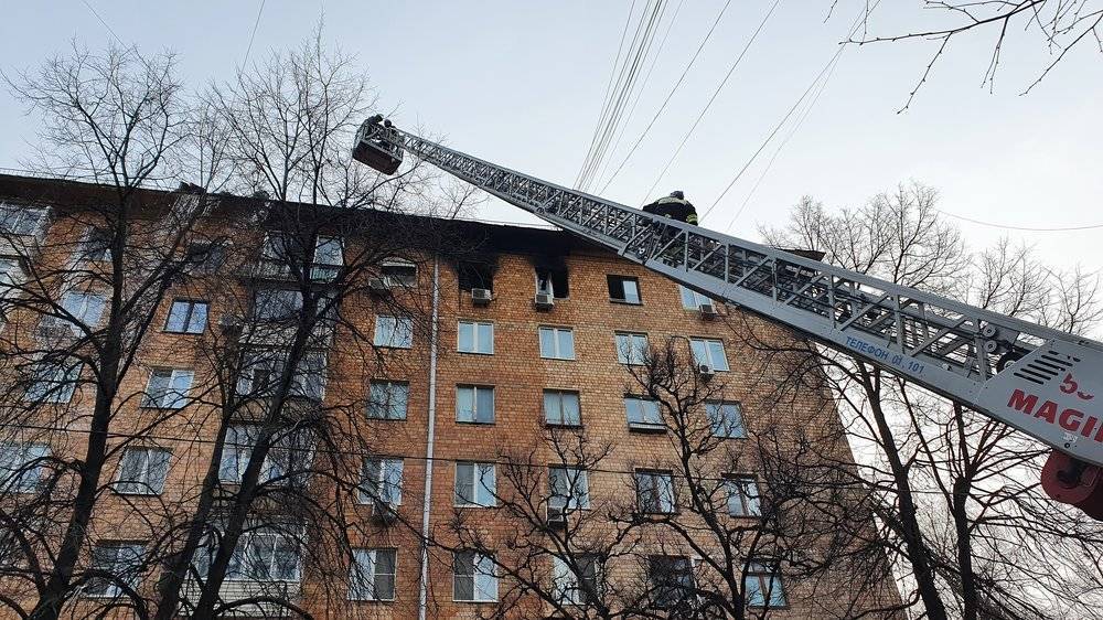Пожарные спасли людей при возгорании в Москве (видео)