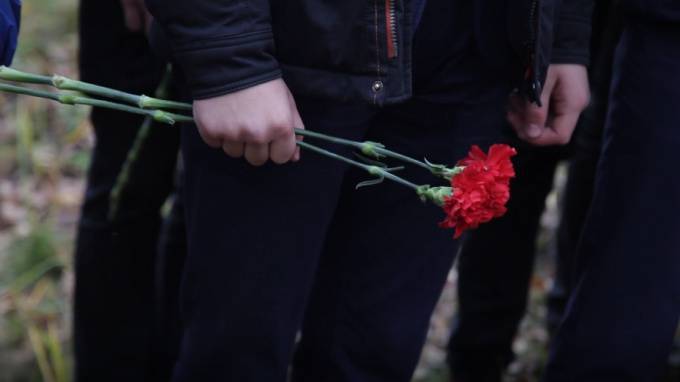 Петербуржцы в воскресенье заполнили кладбища, несмотря на запрет