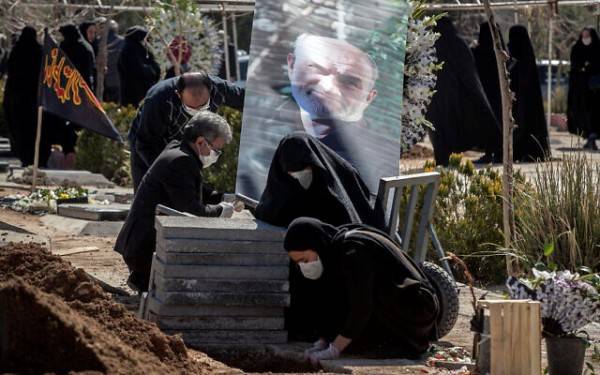 На крупнейшем кладбище Ирана вырыли тысячи новых мест для жертв пандемии