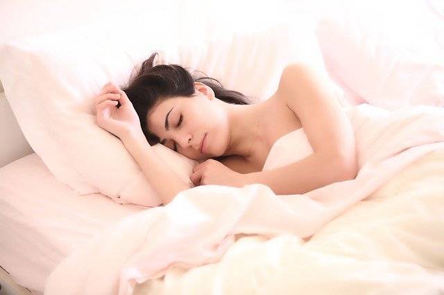 Учёные рассказали о самой опасной позе для сна