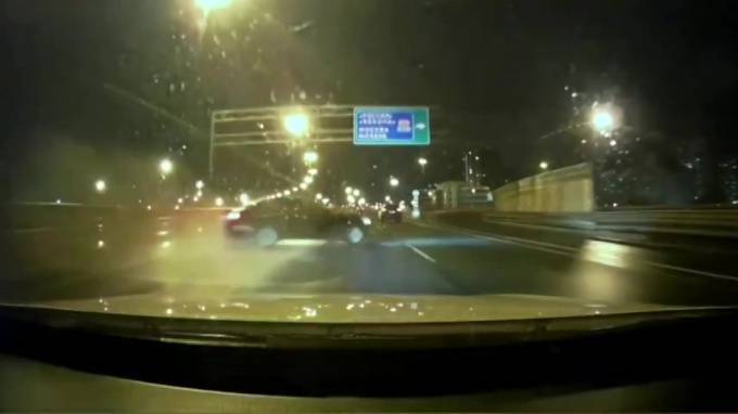 Видео: BMW на большой скорости развернуло на КАД на 180 градусов