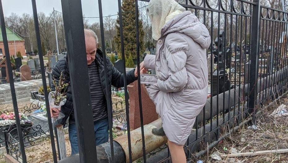 Петербуржцы проигнорировали запрет на посещение кладбиц