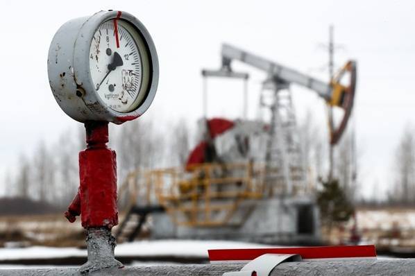 Глава РФПИ заявил о возможном сокращении добычи нефти на 15 млн баррелей в день