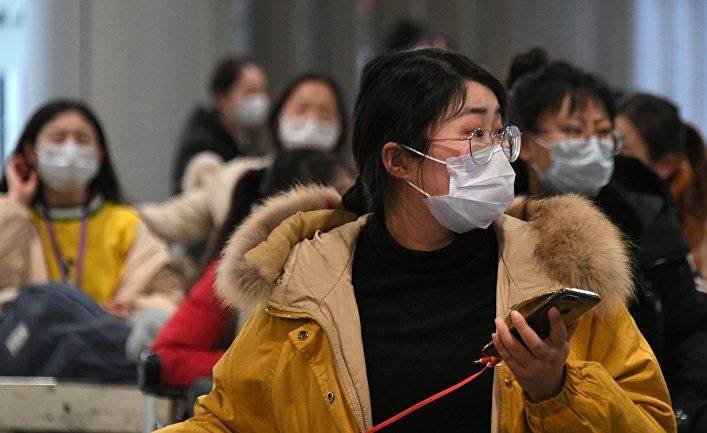 Bloomberg (США): половина граждан Китая, у которых в субботу был выявлен коронавирус, прибыли в страну на международном рейсе