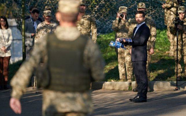 «Лжемиротворец» Зеленский наградил украинских минометчиков в зоне ООС — ДНР