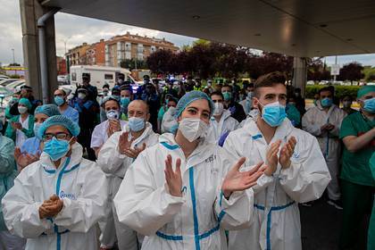 Число смертей от коронавируса в Испании упало и снова начало расти