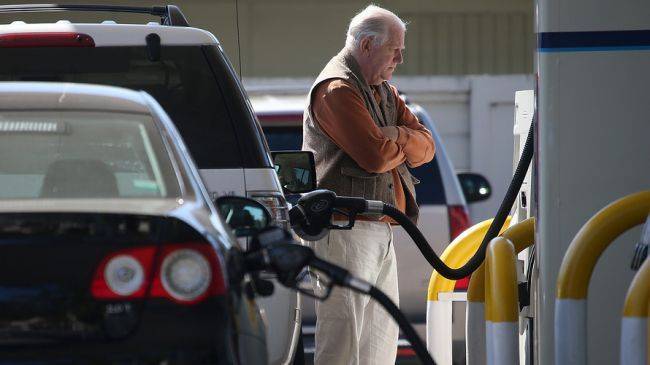 США сравнялись с Россией по цене бензина на АЗС
