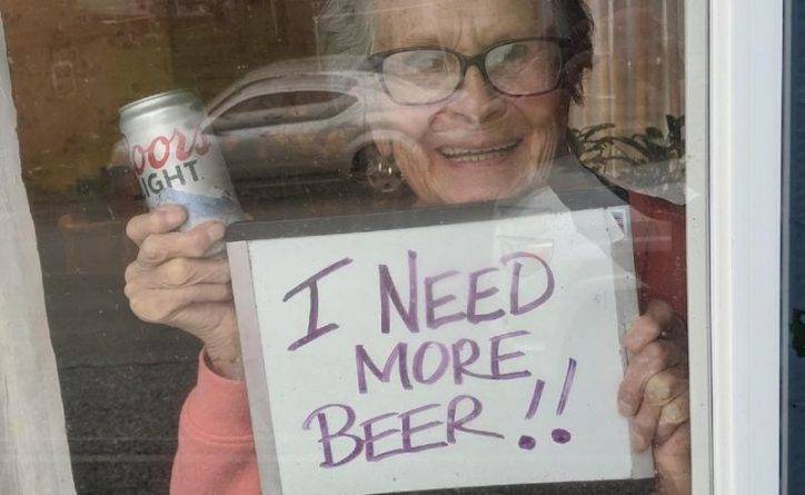 «Еще пива!»: Старушка стала звездой соцсетей, попросив прохожих о помощи во время самоизоляции