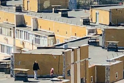 Украинцы начали на карантине гулять с детьми по крышам многоэтажек