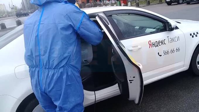 Петербургские таксисты показали дезинфекцию такси перед поездкой