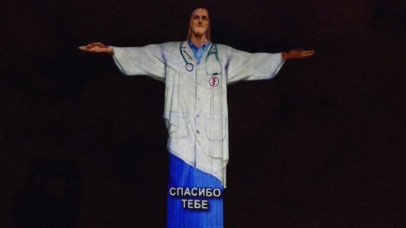 Статую Христа-Искупителя "переодели" в медицинский халат (видео)