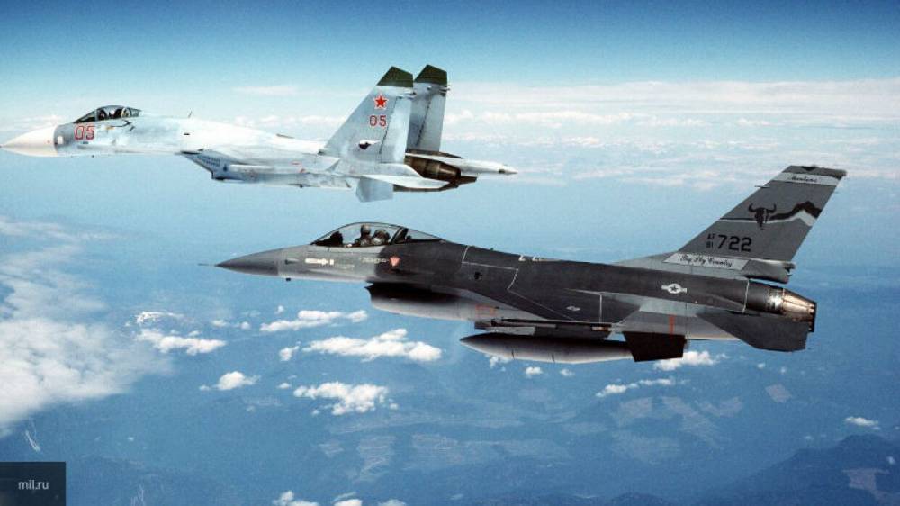 Российские Су-27 напугали польский F-16 в нейтральных водах Балтийского моря