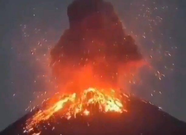 В Индонезии началось извержение всемирно известного вулкана Анак-Кракатау
