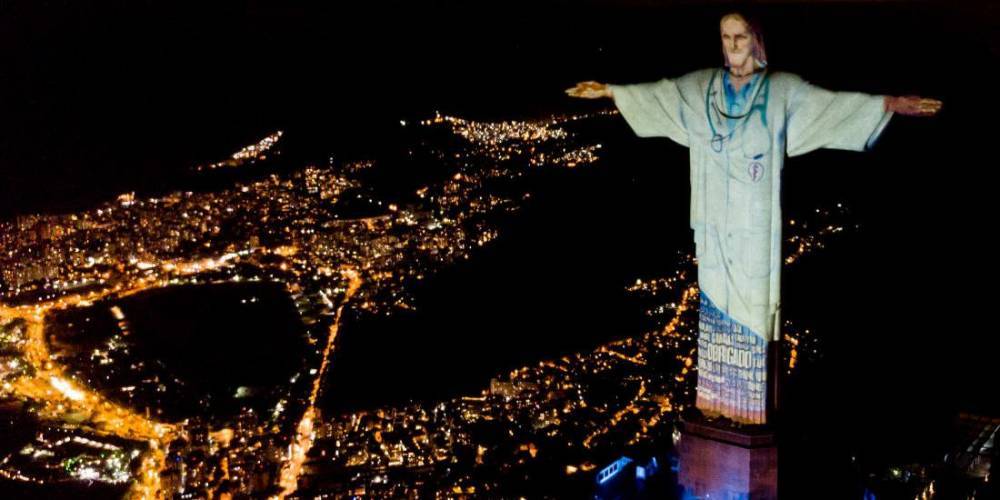 В Бразилии выразили благодарность всем врачам, одев Иисуса Христа в медицинский халат