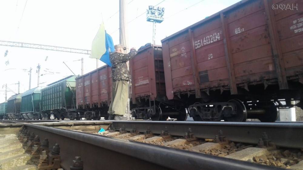 Карантин вынуждает украинцев «путешествовать» в грузовиках с навозом и товарных вагонах