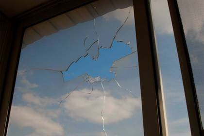 В российском городе в окно жилого дома попал снаряд