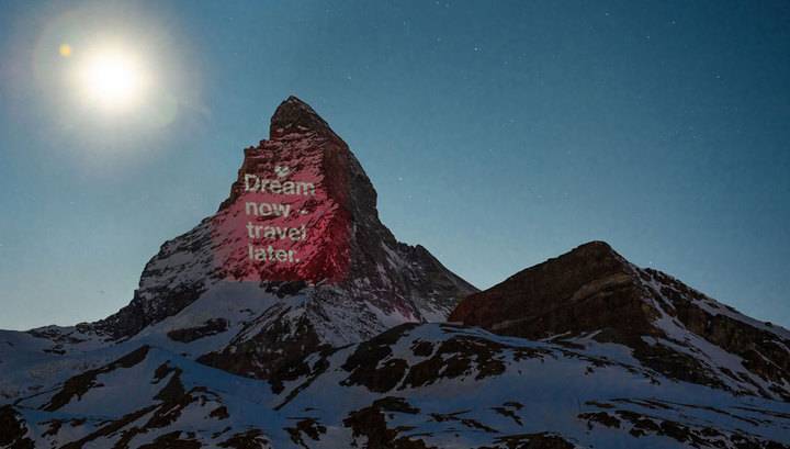"Оставайтесь дома": на швейцарской горе появились обращения к больным коронавирусом