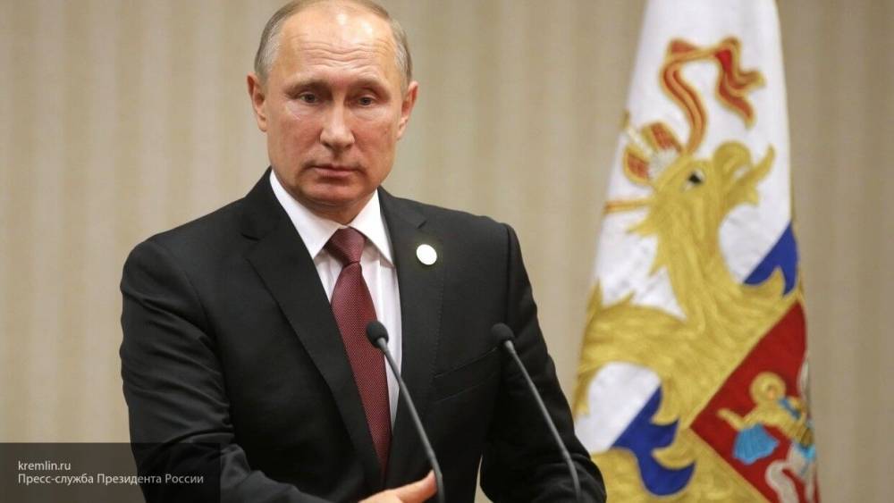 Путин потребовал эффективно задействовать все ресурсы в борьбе с коронавирусом