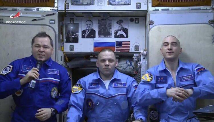 Космонавты поблагодарили главврача Коммунарки за борьбу с коронавирусом