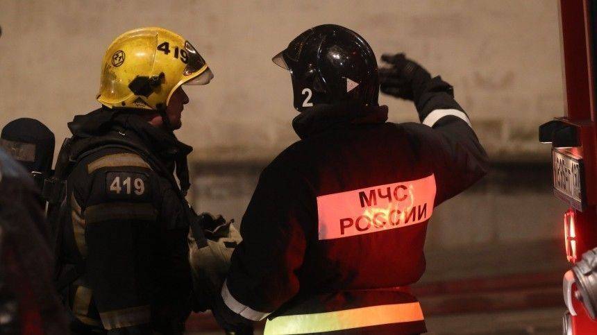 Видео: оконную раму выбило в результате взрыва газового баллона в петербургской квартире
