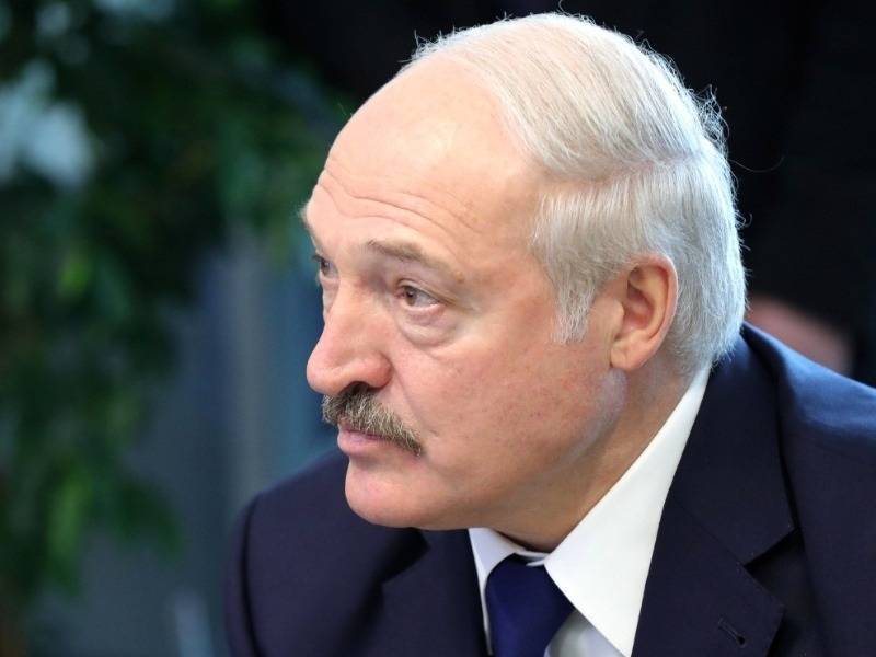 Лукашенко назвал COVID-19 атмосферой, в которой люди умирают от других болезней