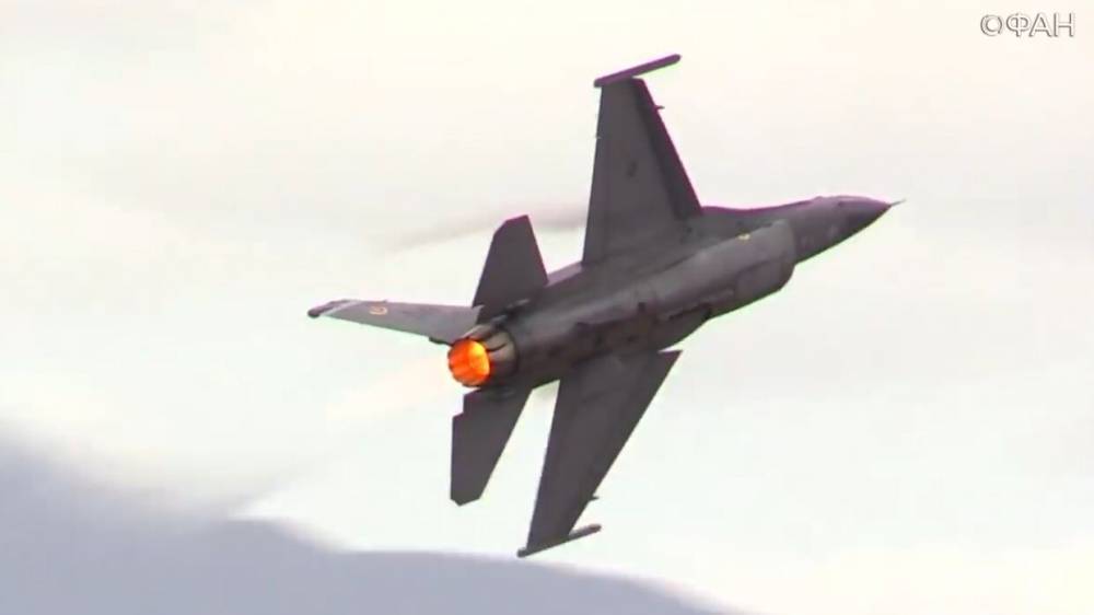 Российские летчики показали на видео странные маневры F-16 ВВС Польши