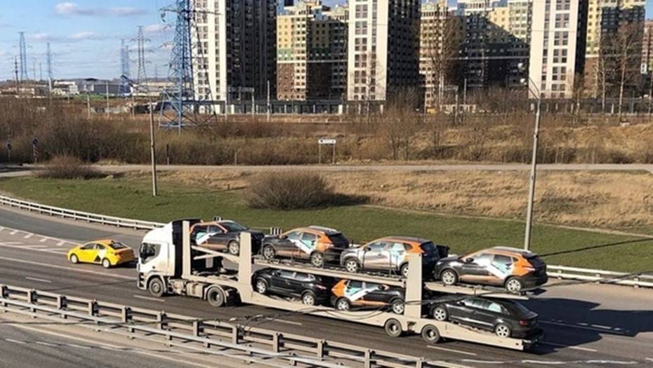 В "Делимобиле" объяснили массовое скопление каршеринговых авто в Петербурге