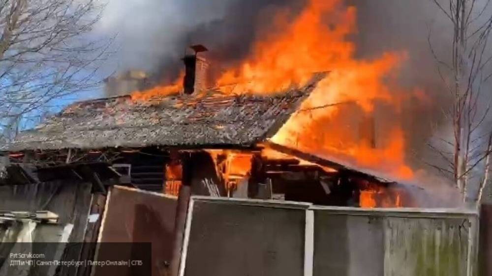 Полицейский спас из горящего дома пожилую женщину и ее внука в Красноярском крае