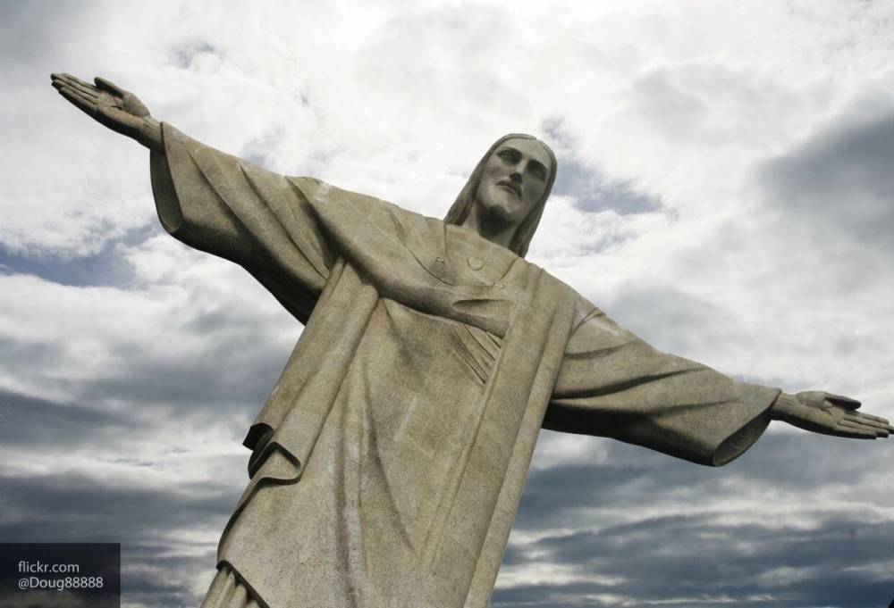 Власти Рио-де-Жанейро "одели" статую Христа в белый халат в знак благодарности врачам