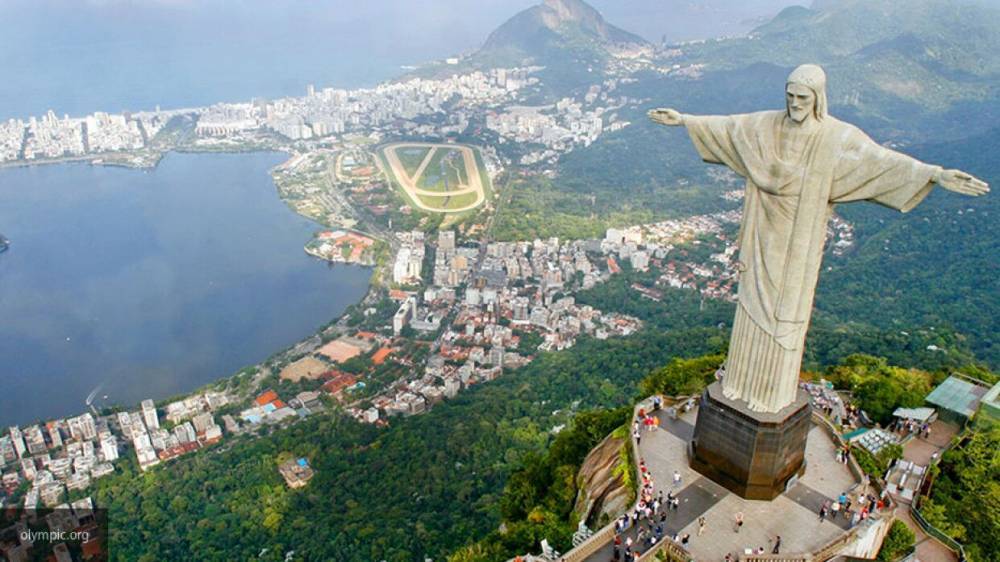 Статую Христа в Бразилии "переодели" в халат в поддержку медиков, борющихся с COVID-19