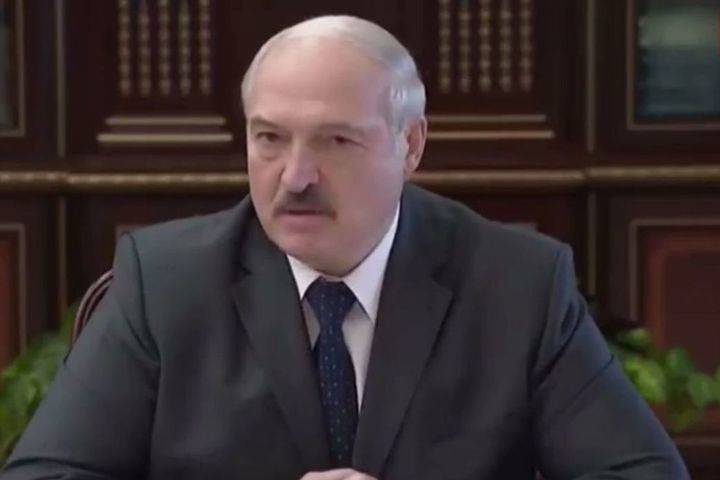 Лукашенко потребовал от белорусов не питаться одним чесноком и цыбулей