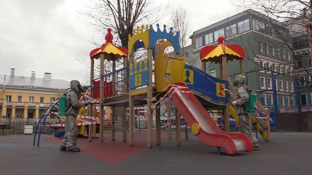 В Петербурге дезинфицируют детские площадки.