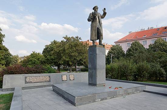 Снесённый в Чехии памятник Коневу предложили установить в Санкт-Петербурге