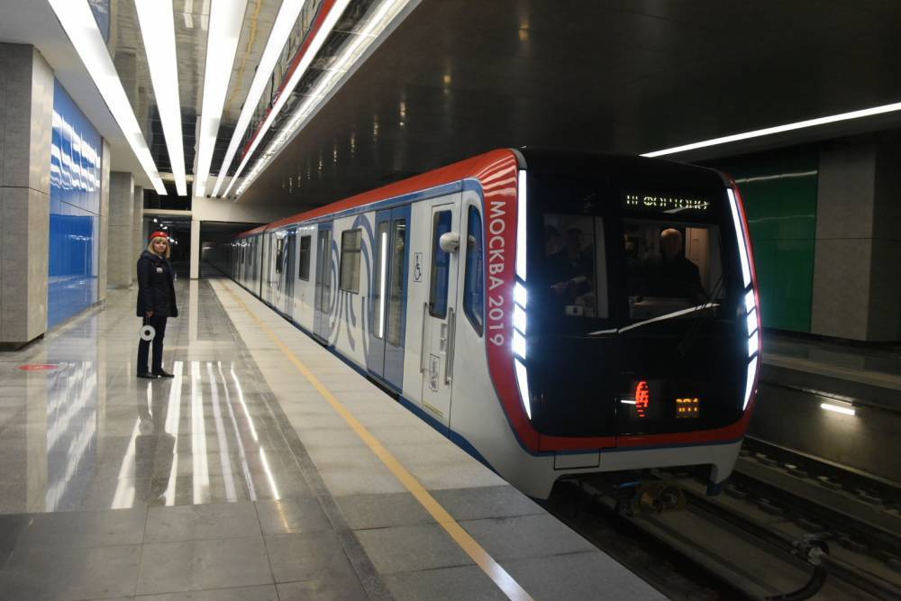 Закурившего в вагоне метро мужчину разыскивают в Москве