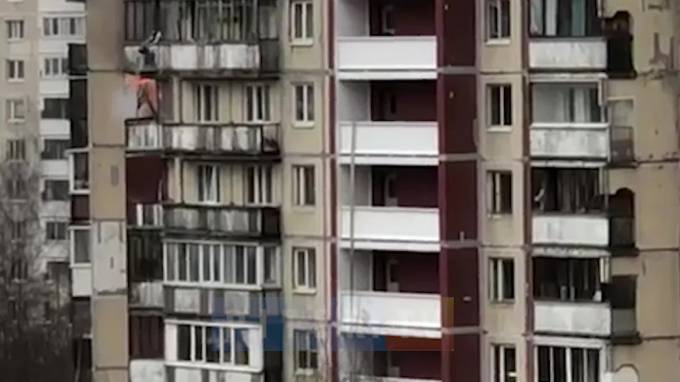 Видео: соседка сверху пыталась помочь спасателям потушить пожар на Светлановском