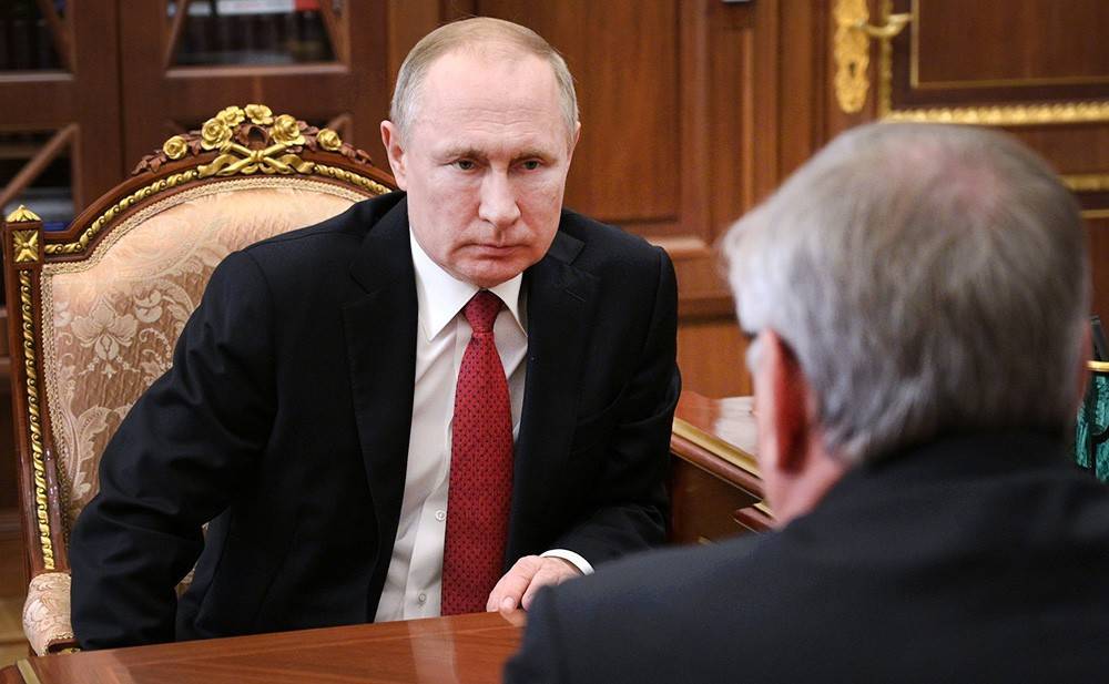 Путин обсудил с главой ВТБ поддержку бизнеса в условиях коронавируса
