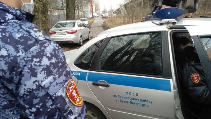 В Приморском районе трое граждан выкопали из земли предмет, похожий на снаряд