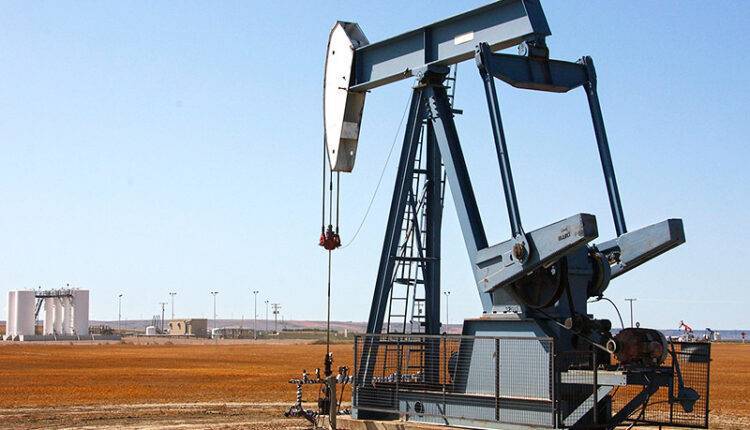 Нефтедобывающие страны заключили крупнейшую сделку об ограничении добычи сроком на два года