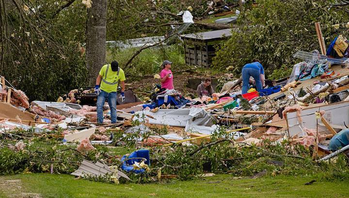 Более 30 человек погибли в результате торнадо, обрушившегося на США