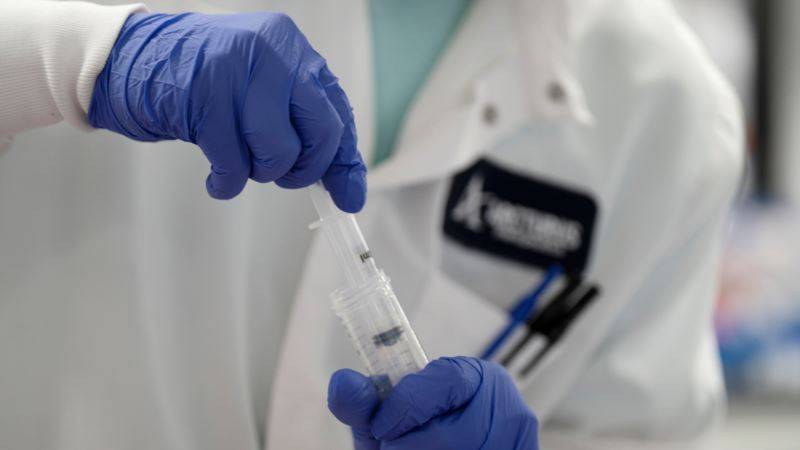 Китай одобрил испытание на людях двух вакцин против коронавируса