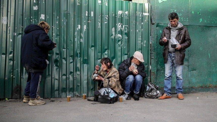Российских бездомных спасают от голодной смерти из-за пандемии
