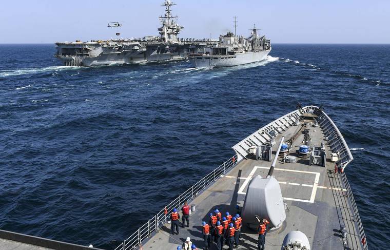 Авианосная ударная группа ВМС США «застряла» в Атлантике из-за коронавируса
