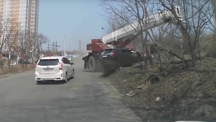 Автокран с отказавшими тормозами снес легковушку во Владивостоке. Видео