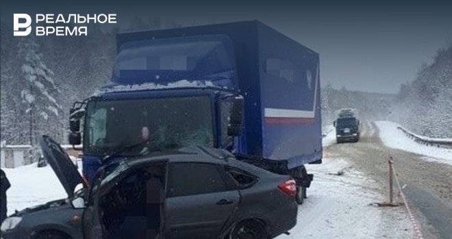 В Башкирии грузовик протаранил легковушку, которая выехала на летней резине в снегопад