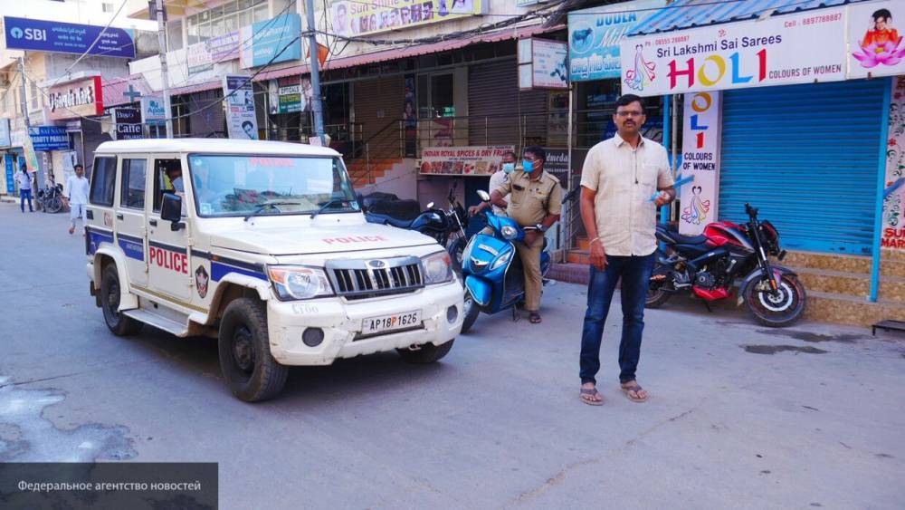 Сектанты отрубили руку обеспечивающему карантин в Индии полицейскому