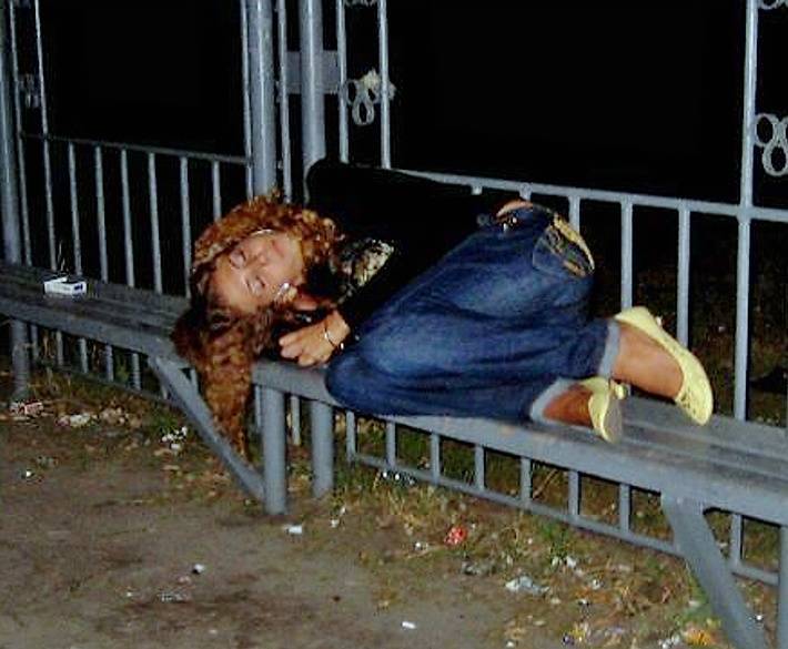 Россиянку, уснувшую пьяной на улице, наказали за нарушение режима самоизоляции