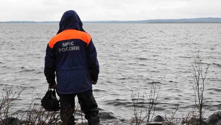 На озере в Вологодской области пропала лодка с пятью рыбаками