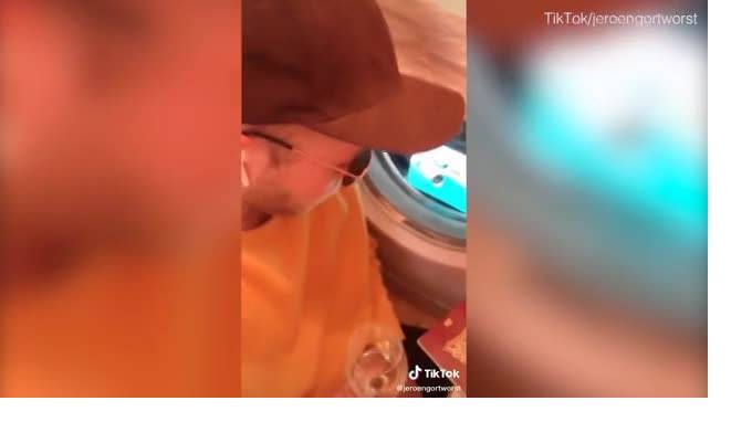 Видео: голландец сымитировал полет в бизнес-классе самолета в собственной ванной